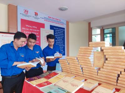 Các đoàn viên, thanh niên tỉnh Bến Tre tích cực tìm hiểu, nghiên cứu các tài liệu bảo vệ nền tảng tư tưởng của Đảng trong tình hình mới. Ảnh: Chương Đài  - TTXVN 