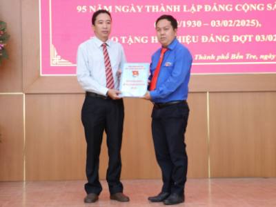 Thành đoàn Bến Tre (tỉnh Bến Tre) trao danh sách đoàn viên ưu tú cho Đảng xem xét kết nạp hồi tháng 2/2025. Ảnh: Chương Đài  - TTXVN 