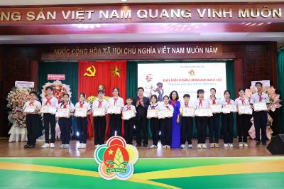 Trao chứng nhận Cháu ngoan Bác Hồ cấp tỉnh và trao quà của Thường trực Tỉnh ủy Đắk Lắk cho thiếu nhi. Ảnh: Hoài Thu - TTXVN