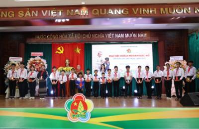 Trao tặng học bổng “Tiếp sức đường dài” cho thiếu nhi vượt khó học giỏi tại Đại hội. Ảnh: Hoài Thu - TTXVN 