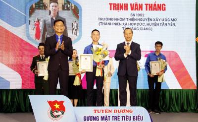 Phó Chủ tịch Thường trực UBND tỉnh Bắc Giang Mai Sơn và lãnh đạo Tỉnh đoàn trao danh hiệu "Gương mặt trẻ tiêu biểu tỉnh Bắc Giang" năm 2024 cho các cá nhân. Ảnh: Đồng Thúy-TTXVN