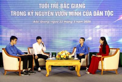 Khách mời trao đổi tại Diễn đàn “Tuổi trẻ Bắc Giang trong kỷ nguyên vươn mình của dân tộc”. Ảnh: Đồng Thúy-TTXVN