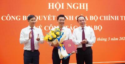 Bí thư Thành ủy Thành phố Hồ Chí Minh Nguyễn Văn Nên (bìa phải) và đồng chí Nguyễn Thành Tâm, Phó Trưởng ban Tổ chức Trung ương (bìa trái) trao Quyết định của Bộ Chính trị và chúc mừng đồng chí Nguyễn Mạnh Hùng, tân Bí thư Tỉnh ủy Tây Ninh. Ảnh: Thanh Tân - TTXVN                    