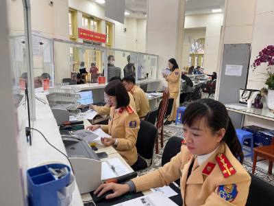 Phòng Cảnh sát giao thông, Công an thành phố Hải Phòng, tiếp nhận cấp, đổi Giấy phép lái xe. Ảnh: TTXVN phát 