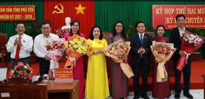 Lãnh đạo tỉnh Phú Yên tặng hoa chúc mừng Trưởng ban Văn hóa - Xã hội HĐND tỉnh và các thành viên UBND tỉnh nhiệm kỳ 2021-2026. Ảnh: Xuân Triệu - TTXVN