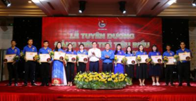 Tỉnh đoàn Đồng Nai trao bằng khen tuyên dương 25 đảng viên trẻ tiêu biểu. Ảnh: Lê Xuân-TTXVN