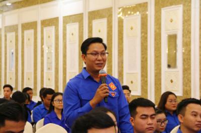 Đảng viên trẻ nêu ra những khó khăn, vướng mắc trong quá trình phát triển Đảng. Ảnh: Lê Xuân-TTXVN