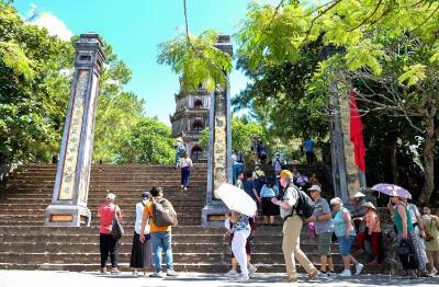 Thừa Thiên - Huế trở thành TP. Huế trực thuộc T.Ư, là địa phương đầu tiên của Việt Nam chọn con đường dựa trên nền tảng văn hóa, di sản để phát triển theo mô hình một “đô thị di sản, văn hóa, sinh thái, cảnh quan, thân thiện với môi trường và thông minh”. Trong ảnh: Du khách tham quan chùa Thiên Mụ. Ảnh: Tường Vi - TTXVN