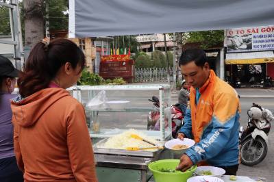 Người lao động có hoàn cảnh khó khăn, bệnh nhân nghèo nhận bữa ăn miễn phí ở "Bếp ăn 0 đồng" tại công viên đường Lê Hồng Phong, khu phố 7, phường Phú Hòa, thành phố Thủ Dầu Một (Bình Dương). Ảnh: Huyền Trang - TTXVN