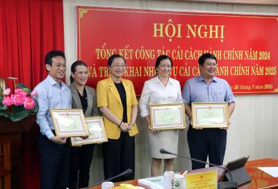 Lãnh đạo tỉnh Vĩnh Long trao Bằng khen cho các tập thể có thành tích tiêu biểu xuất sắc năm 2024. Ảnh: Phạm Minh Tuấn – TTXVN