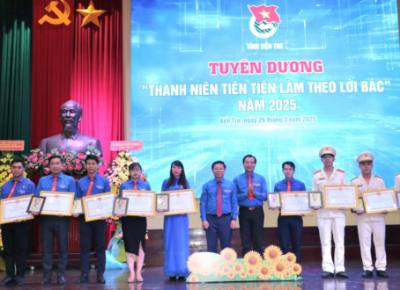 Tuyên dương các gương Thanh niên tiến làm theo lời Bác tỉnh Bến Tre năm 2025. Ảnh: Chương Đài-TTXVN 