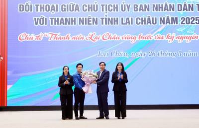 Chủ tịch tỉnh Lai Châu Lê Văn Lương tặng hoa chúc mừng đoàn thanh niên. Ảnh: Quý Trung - TTXVN