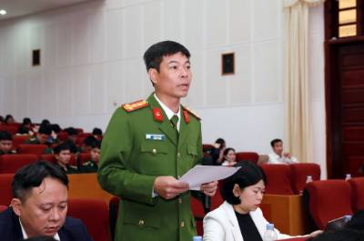 Phó Giám đốc Công an tỉnh Lai Châu, Đại tá Lê Anh Hưng trả lời câu hỏi của đoàn viên, thanh niên về công tác đấu tranh phòng chống tội phạm sử dụng công nghệ cao. Ảnh: Quý Trung - TTXVN