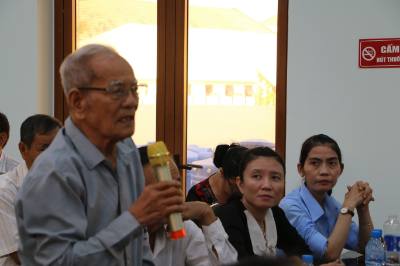 Cử tri huyện Cần Đước phản ánh ý kiến tại buổi tiếp xúc cử tri. Ảnh: Thanh Bình -TTXVN