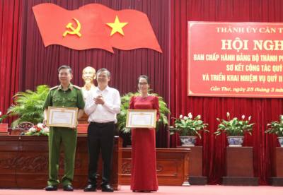 Tặng Bằng khen của Ban Thường vụ Thành ủy Cần Thơ cho 2 Đảng bộ cấp trên cơ sở hoàn thành xuất sắc nhiệm vụ nhiệm kỳ 2020-2025. Ảnh: Ngọc Thiện - TTXVN