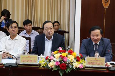 Chủ tịch UBND tỉnh Long An Nguyễn Văn Út (ngoài cùng bên phải) trao đổi tại lễ ký biên bản ghi nhớ chuyển đổi xanh, chuyển đổi số và phát triển bền vững. Ảnh: Thanh Bình -TTXVN