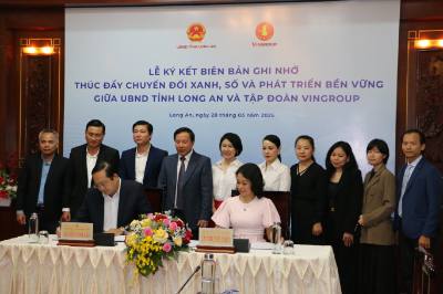 Ông Nguyễn Minh Lâm -Phó Chủ tịch UBND tỉnh Long An và bà Lê Thị Thu Thủy - Phó Chủ tịch Tập đoàn Vingroup, ký biên bản ghi nhớ chuyển đổi xanh, chuyển đổi số và  phát triển bền vững. Ảnh: Thanh Bình -TTXVN