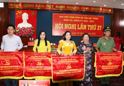 Trao Cờ thi đua Xuất sắc cho các tổ chức đảng cơ sở. Ảnh: Trung Hiếu - TTXVN