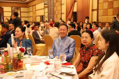 Ông Sanan Agubolkul (áo xanh), Chủ tịch Hội hữu nghị Thái Lan - Việt Nam, Chủ tịch Phòng Thương mại Thái Lan, dự sự kiện. Ảnh: Huy Tiến - P/v TTXVN tại Thái Lan