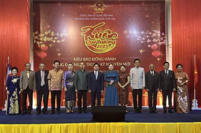 Tổng lãnh sự Đinh Hoàng Linh (giữa) và phu nhân cùng các vị khách quý chụp ảnh lưu niệm tại sự kiện. Ảnh: Huy Tiến - P/v TTXVN tại Thái Lan