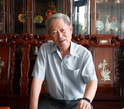 Ông Nguyễn Thanh Quang, nguyên Bí thư Tỉnh ủy Phú Yên, kể lại chuyện bắt Tướng Ngụy quyền Sài Gòn Trần Văn Cẩm thừa nhận bại trận. Ảnh: Xuân Triệu – TTXVN