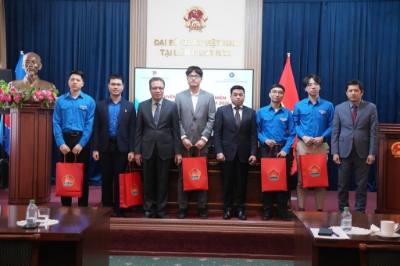Đại sứ Đặng Minh Khôi tặng quà các sinh viên tiêu biểu có thành tích xuất sắc trong học tập và rèn luyện. Ảnh: Quang Vinh - PV TTXVN tại LB Nga
