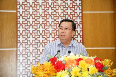Giám đốc Sở Tài chính tỉnh Tây Ninh Văn Tiến Dũng báo cáo kết quả thực hiện nhiệm vụ phát triển kinh tế - xã hội của tỉnh . Ảnh: Giang Phương – TTXVN