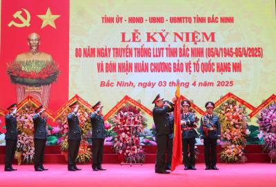 Thượng tướng Huỳnh Chiến Thắng, Phó Tổng Tham mưu trưởng Quân đội nhân dân Việt Nam trao Huân chương Bảo vệ Tổ quốc hạng Nhì cho Bộ Chỉ huy quân sự tỉnh Bắc Ninh. Ảnh: Thanh Thương- TTXVN