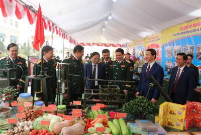 Các đồng chí lãnh đạo Bộ Quốc phòng, Quân khu 1 và tỉnh tham quan trưng bày mô hình, học cụ huấn luyện của lực lượng vũ trang tỉnh Bắc Ninh. Ảnh: Thanh Thương- TTXVN
