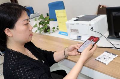 Thanh toán phí phục vụ không dùng tiền mặt. Ảnh: Văn Đức - TTXVN