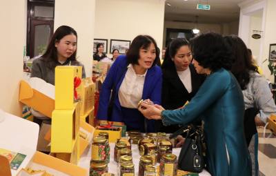 Triển lãm sản phẩm khoa học công nghệ của nữ trí thức. Ảnh: Tường Vi - TTXVN