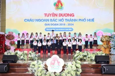 Tuyên dương các đội viên đạt danh hiệu "Cháu ngoan Bác Hồ". Ảnh: Mai Trang - TTXVN