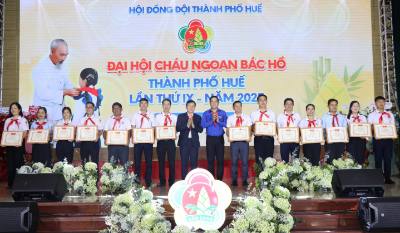 Khen thưởng 9 tập thể có thành tích trong phong trào "Thiếu nhi Việt Nam thi đua làm theo 5 điều Bác Hồ dạy" và 5 cá nhân tiêu biểu. Ảnh: Mai Trang - TTXVN