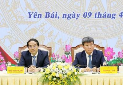 Bí thư Tỉnh ủy Yên Bái Trần Huy Tuấn (bên phải) và Bí thư Tỉnh ủy, Chủ tịch UBND tỉnh Lào Cai Trịnh Xuân Trường (bên trái) đồng chủ trì hội nghị. Ảnh: TTXVN phát
