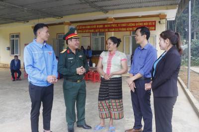 Cán bộ, công chức xã Tri Lễ, huyện Quế Phong thường xuyên trao đổi công việc, đi thực tế tiếp xúc với nhân dân. Ảnh: Bích Huệ - TTXVN