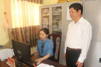 Những năm qua ở Nghệ An, năng lực, trình độ chuyên môn, nghiệp vụ, lý luận chính trị của cán bộ, công chức cấp xã trên địa bàn tỉnh ngày càng được nâng cao.  Ảnh: Bích Huệ - TTXVN