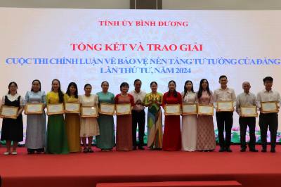 Ban tổ chức trao giải cho các tác giả. Ảnh: Văn Hướng - TTXVN