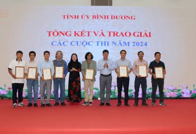 Các tác giả nhận giải thưởng Ảnh đẹp Bình Dương. Ảnh: Văn Hướng - TTXVN
