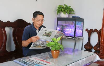 Ông Ngô Thanh Phong (sinh năm 1949, ngụ khóm Bình Thới 2, phường Bình Khánh, thành phố Long Xuyên, tỉnh An Giang) - Nguyên Tổng biên tập Báo An Giang vẫn thường xuyên cập nhật tin tức, các vấn đề thời sự trong nước và thế giới qua các phương tiện truyền thông, báo chí. Ảnh: Công Mạo-TTXVN