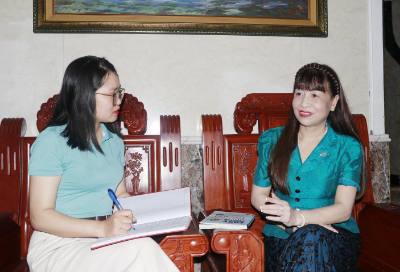 Bà Đinh Thị Xuân Hương, nguyên Giám đốc Trung tâm Truyền thông và Văn hóa thành phố Yên Bái, tỉnh Yên Bái trao đổi với phóng viên TTXVN. Ảnh: Tiến Khánh - TTXVN