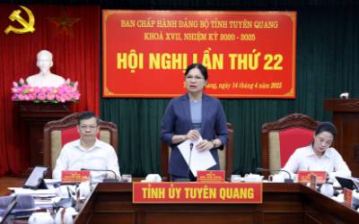 Bà Hà Thị Nga, Bí thư Tỉnh ủy Tuyên Quang phát biểu tại Hội nghị. Ảnh: Quang Cường - TTXVN