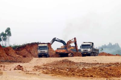 Thi công hạ tầng Khu Công nghiệp VSIP Lạng Sơn tại huyện Hữu Lũng. Ảnh: Văn Đạt - TTXVN