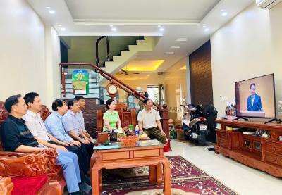 Tổ chức Đảng cơ sở theo dõi trực tiếp Hội nghị qua truyền hình tại tổ dân phố. Ảnh: Ngô Quốc Lũy-TTXVN