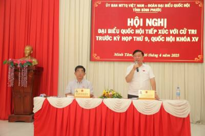 Đại biểu Quốc hội tỉnh Bình Phước Nguyễn Tuấn Anh chia sẻ với tâm tư, nguyện vọng và làm rõ thêm một số nội dung cử tri quan tâm. Ảnh: Đậu Tất Thành - TTXVN.