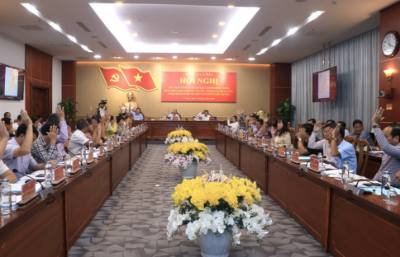 Các đại biểu biểu quyết thông qua Nghị quyết về sắp xếp đơn vị hành chính cấp xã. Ảnh: Huỳnh Anh - TTXVN