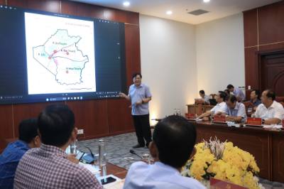 Chủ tịch UBND tỉnh Cà Mau Phạm Thành Ngại trình bày đề án sắp xếp đơn vị hành chính cấp xã. Ảnh: Huỳnh Anh - TTXVN