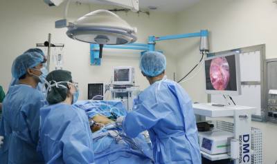 Ca lấy- ghép thận từ người hiến tạng cho người bệnh suy thận giai đoạn cuối được Bệnh viện Việt Nam-Thụy Điển Uông Bí (Quảng Ninh) thực hiện thành công ngày 15/4/2025. Ảnh: Thế Thiêm/TTXVN phát