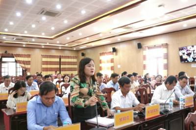 Đại diện lãnh đạo các Sở, ngành, địa phương nêu ý kiến tại buổi tiếp xúc. Ảnh: Chương Đài  - TTXVN 