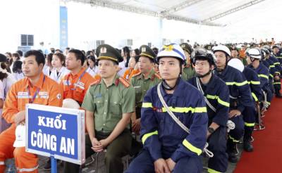 Khối Công an tham gia Tháng hành động về An toàn vệ sinh lao động, Tháng Công nhân 2025. Ảnh: Minh Nghĩa - TTXVN
