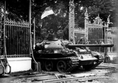 Xe tăng quân giải phóng tiến vào Dinh Độc Lập, trưa 30/4/1975. Đây là dấu mốc quan trọng, đánh dấu thắng lợi của cuộc kháng chiến chống Mỹ cứu nước, giải phóng miền Nam, thống nhất đất nước. Ảnh: Trần Mai Hưởng - TTXVN